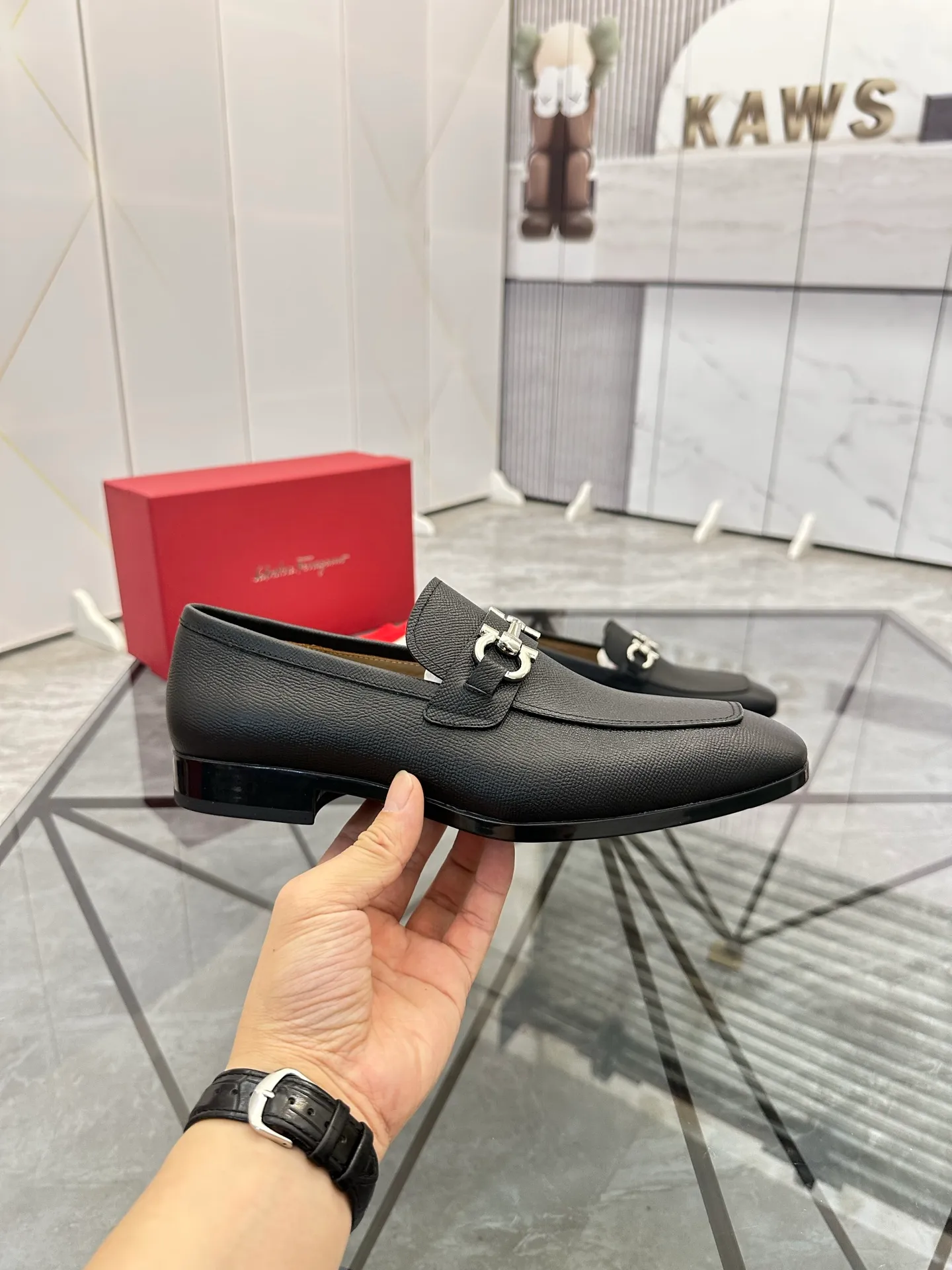 Men's shoes: 💰P640¥ High-end quality Product trademark: Ferragamo* "Ferragamo*" leather shoes Regular size: 38-44 (can be customized to 45.46.) Product materials: imported first-layer cowhide leather upper, cowhide lining, original outsole. Number: 688